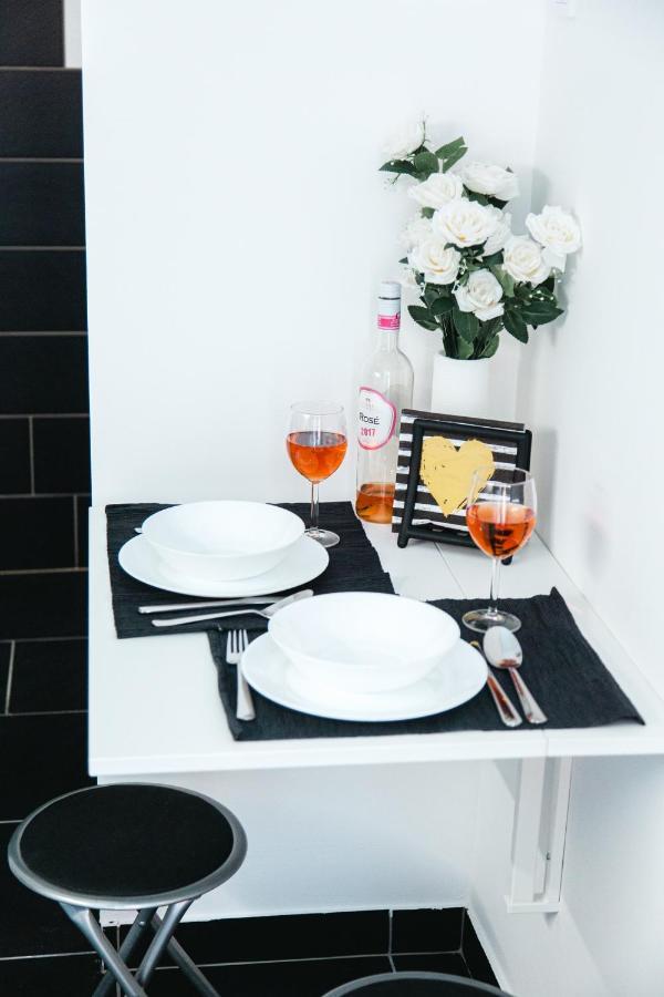 Black & White With A Gift Soft Panda Appartement Budapest