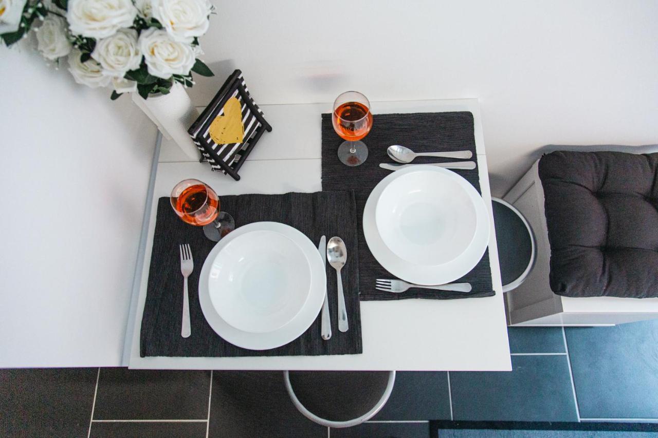 Appartement Black & White With A Gift Soft Panda *